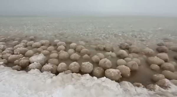 Göl buz toplarıyla kaplandı