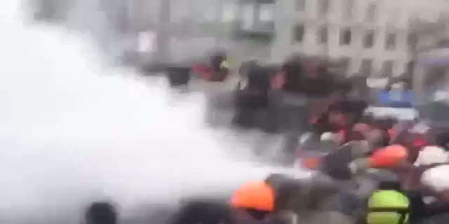 Eski boksöre yangın söndürme tüpüyle müdahale