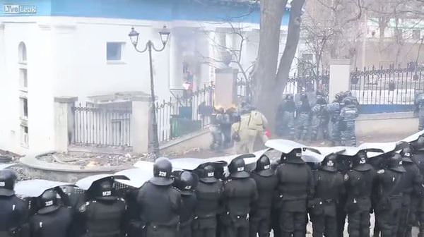 Ukrayna'da polisler alev içinde kaldı