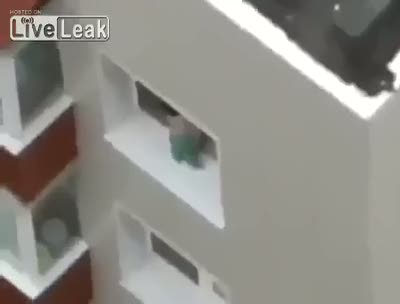 Pencereye çıkan çocuk yürekleri ağza getirdi