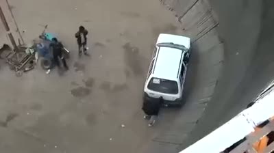 Düz duvarda araba sürdü