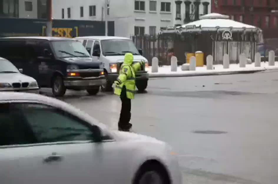 Dans ederek trafiği yönetiyor