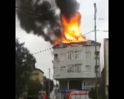 Sancaktepe'de evin çatısı alev alev yandı