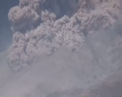 Endonezya'da yanardağ böyle patladı