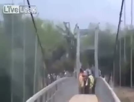 Cenaze töreni sırasında köprü böyle çöktü