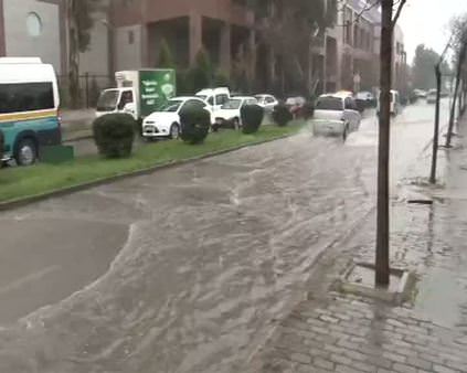 İzmir'in altyapısı yağmura dayanamadı