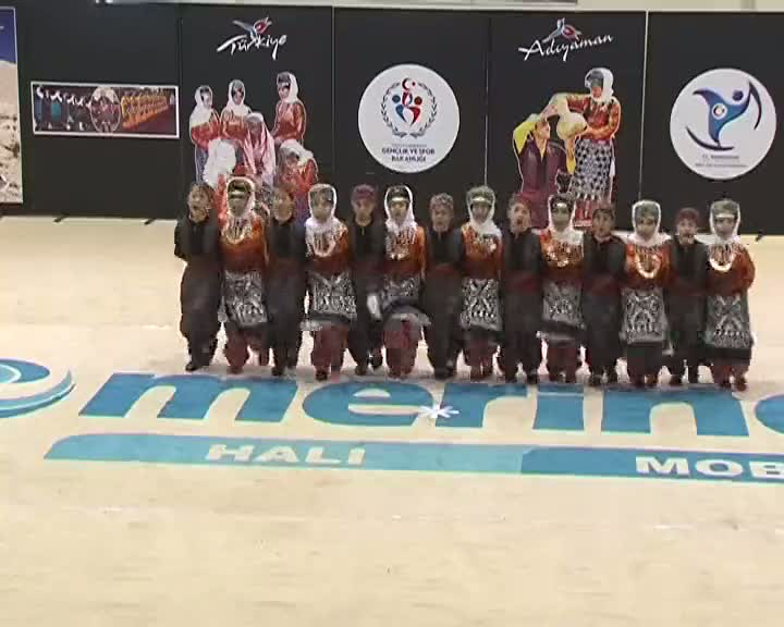 Şalvarı düşen minik folklorcu halayı bırakmadı