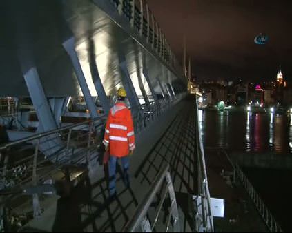 Haliç Metro Köprüsü gemilerin geçişinde açılıyor