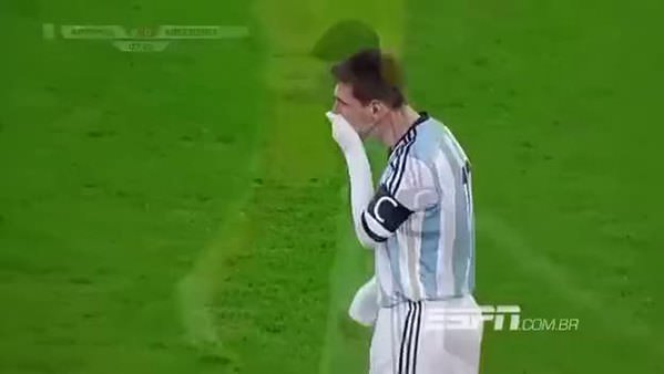 Messi sahanın ortasına kustu