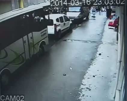 Esenyurt'ta AK Parti ofisine saldırı kamerada