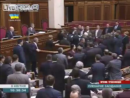 Ukrayna meclisinde yumruklar konuştu