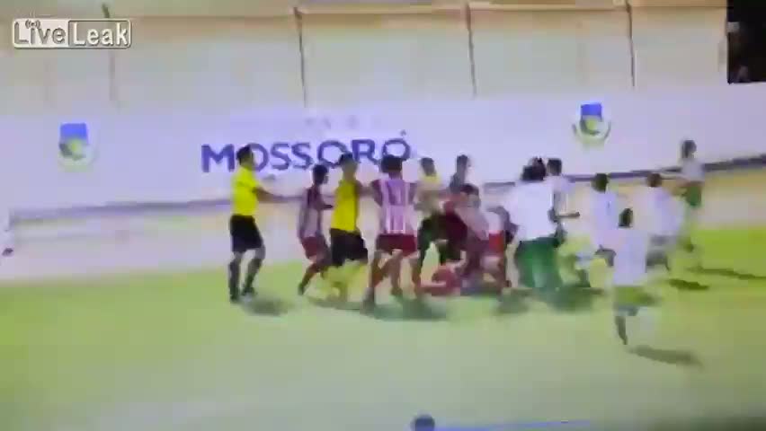 Futboldan çok kavgayla geçen maç