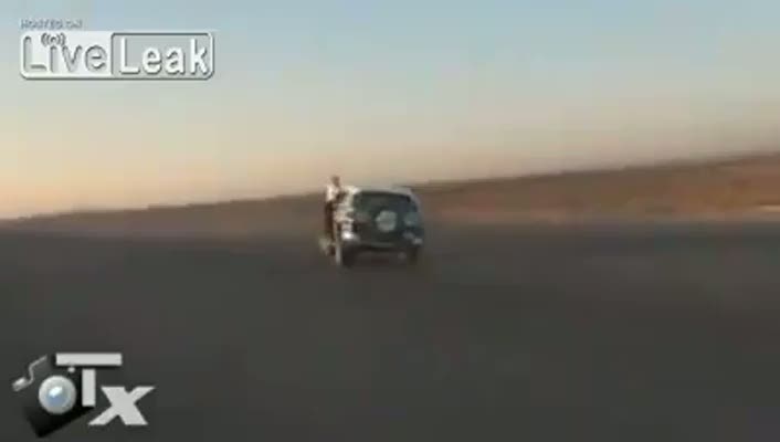 Çift teker üzerine jipin tekerlerini çıkardılar