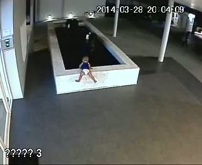 Bebeğin havuza düşme anı kamerada