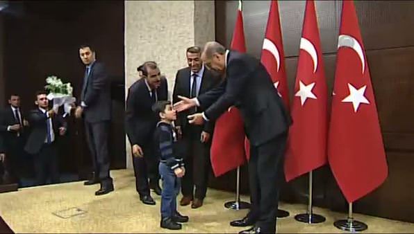 Suriyeli çocuk Başbakan Erdoğan'ı duygulandırdı