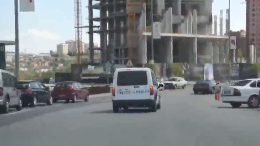 Polis kadın sürücüyü durduramadı