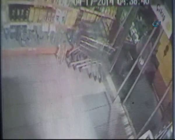Bisikletli hırsızın rahat tavırları dikkat çekti