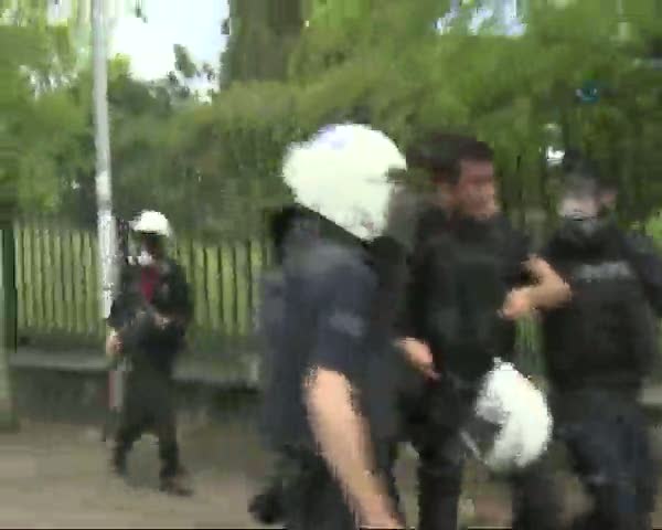 Polis linç edildi kanlar içinde kaldı