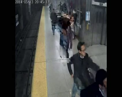Kadın metro hattına böyle düştü