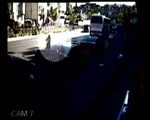 Suriyeli dilenci kız ölümden döndü