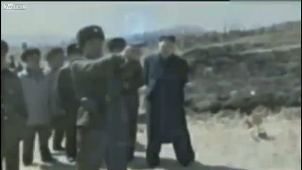 Kim Jong Un askerlere atış talimi yaptırdı