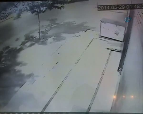 İki otomobil kafa kafaya böyle çarpıştı