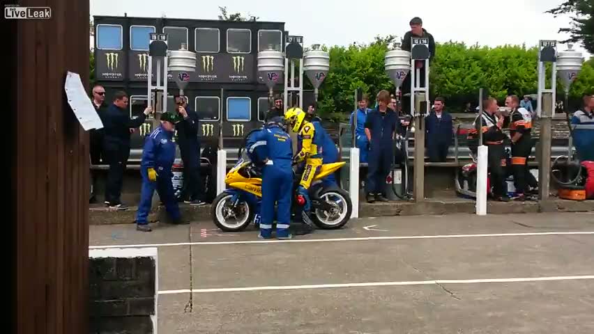 Motosiklet sürücüsü bir anda alev aldı