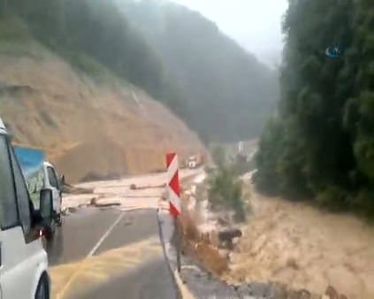 Zonguldak'ta sel yolu trafiğe kapattı
