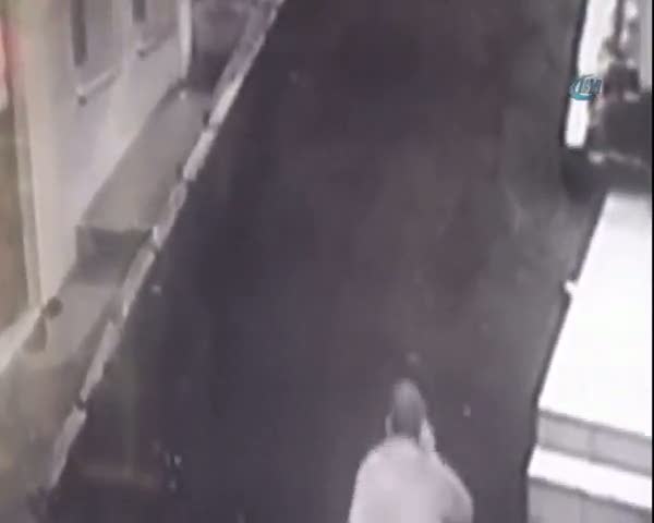 Beyoğlu'nda valizdeki ceset böyle taşındı