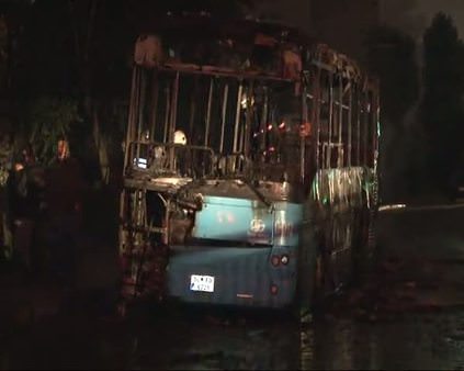 Okmeydanı’nda halk otobüsünü ateşe verdiler