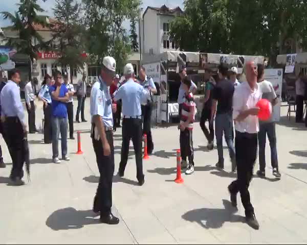 Polislerin alkol gözlüğü testi güldürdü