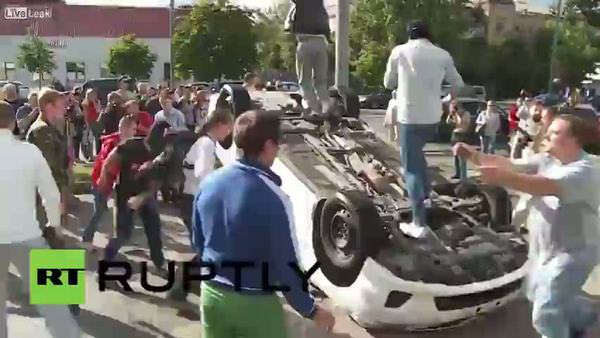 Kiev'de elçilik önündeki araçları devirdiler