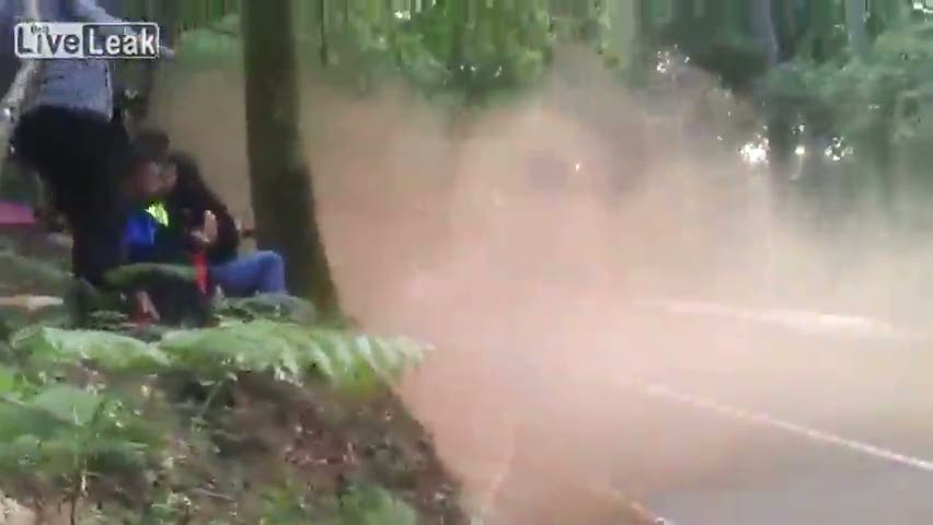 Seyirciler kıl payı kurtuldu