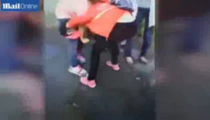 Çok güzel diye arkadaşlarını çamura yatırıp su içirdiler