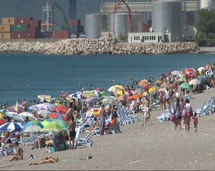 Antalya'da vatandaşlar plaja indi