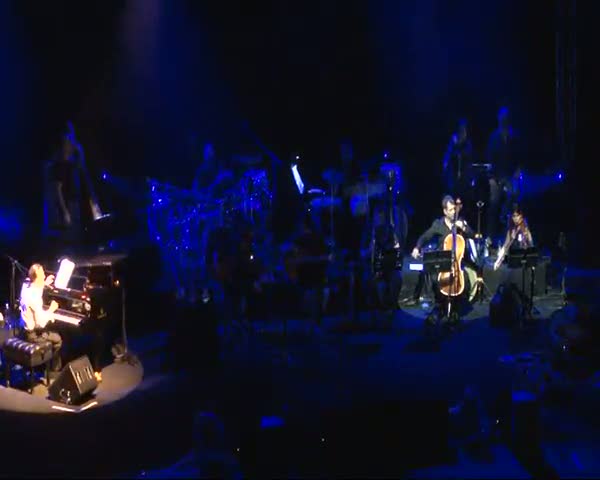 Sezen Aksu gelin ile damadı sahneye çıkardı