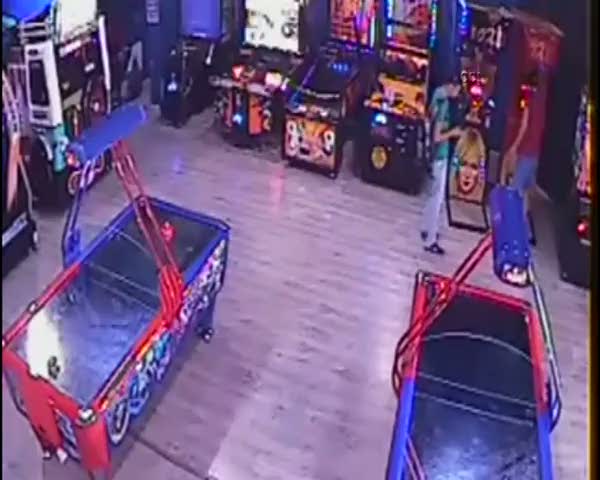 Turist çift AVM'de telefon çaldı