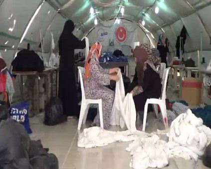 Suriyeli mültecilere 15 ton kumaş dağıtıldı