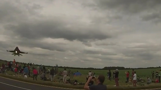 Türk pilotun İngiltere’deki F16 şovu