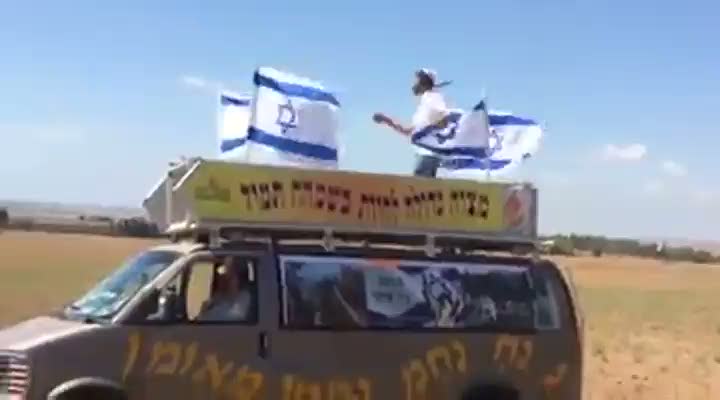 İsrail'in Gazze'yi vurmasını göbek atarak kutladılar