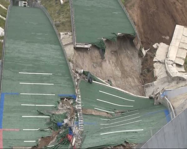 Atlama kuleleri heyelan nedeniyle çöktü