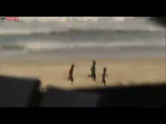 Gazzeli çocuğun çikolatası elinde kaldı