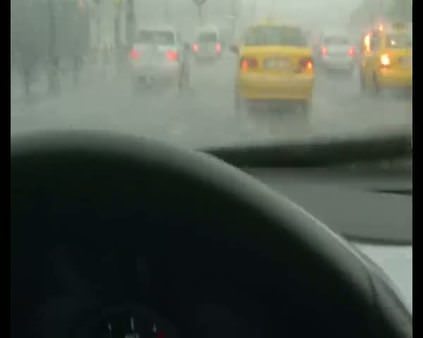 İstanbul'da sağanak yağış böyle görüntülendi