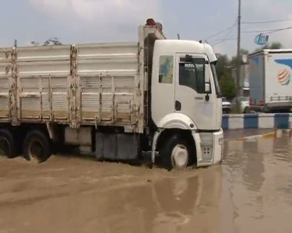 Halkalı gümrüğü su bastı, tır’lar gümrükte mahsur kaldı