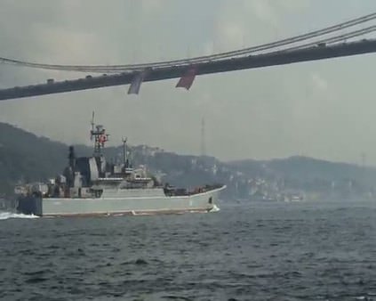İki Rus savaş gemisi İstanbul Boğazı'ndan geçti