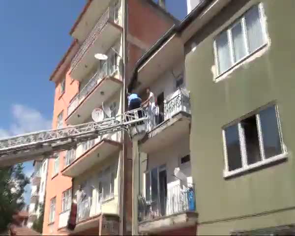 Mahsur kalan aileyi itfaiye kurtardı