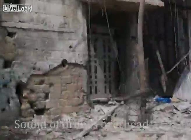 Enkaz altında ailesini arayan genç böyle vuruldu