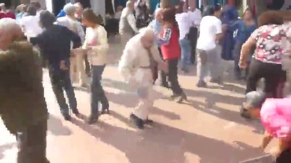 Yaşlı adam dansıyla gençlere taş çıkartıyor