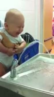 Gülme krizine giren bebek