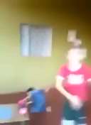 Kardeşine öyle bir tekme attı ki